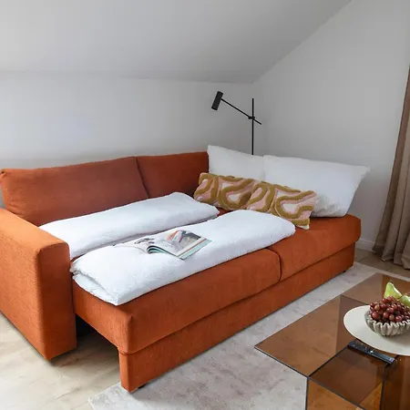 Modernes Mit Kueche & Smart-tv Im Dachgeschoss *